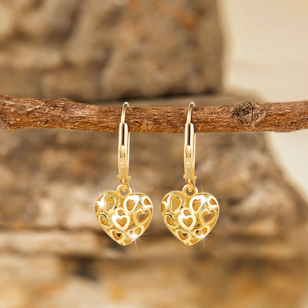 Goldene Heart Skeleton Dangle-Ohrringe mit herzförmigem Anhänger und Hakenverschluss.